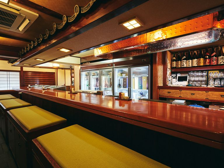広々とした高級感漂うカウンター席