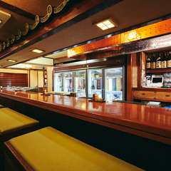 広々とした高級感漂うカウンター席