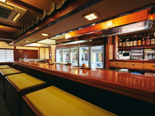 広々とした高級感漂うカウンター席