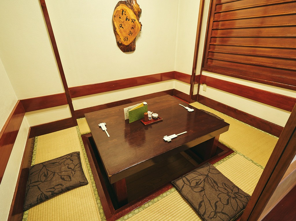 お座敷席は掘りごたつでくつろげます