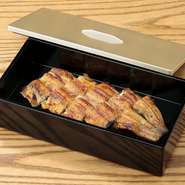 鰻そのものの美味しさを贅沢に楽しめる自信作。飲める味醂こと「甘強みりん」で仕上げております。白醤油とわさびと一緒にお召し上がりください。