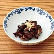 1匹から1粒しか取れない貴重な肝を香ばしく焼き上げます。お酒のお供に是非どうぞ。

