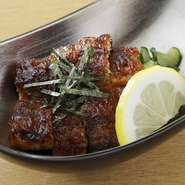 定番のうなぎの酢の物。甘めの三杯酢でさっぱりと。
箸が進みます。