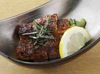 定番のうなぎの酢の物。甘めの三杯酢でさっぱりと。
箸が進みます。