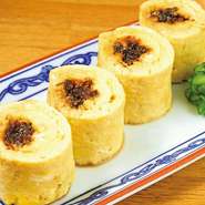 たれ焼きした鰻をふわふわのだし巻きたまごで包みます。アツアツをお召し上がりください。