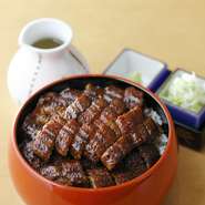 パリッと香ばしい皮とフワフワの身が自慢の鰻がたっぷり入った看板メニュー。まずはそのまま、次はわさびとさらしネギと一緒に。最後はダシをかけてお茶漬けで。好みの食べ方を見つける楽しみもひつまぶしならでは。