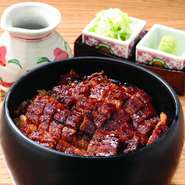 1杯目は、シンプルにうなぎとご飯を楽しんで。2杯目は、「わさび」と「ネギ」の薬味を一緒に召し上がれ。3杯目は、アツアツのだしをかけて「うな茶漬け」として最後を〆ましょう。