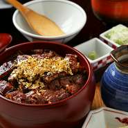 うなぎ1.2尾乗せた特別なひつまぶしに、さらに金箔を散らしています。うなぎだけでも食べ応えがある絢爛豪華な逸品で、＜金シャチ横丁店＞のみの限定メニューとなっています。※肝吸付き