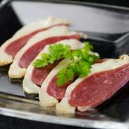 フォアグラを取った後の鴨肉、「マグレ鴨」を使用した生ハム。脂の旨みと肉の甘み、まろやかな口どけが魅力です。肉の旨みを感じるためそのまま食べるのがオススメです！