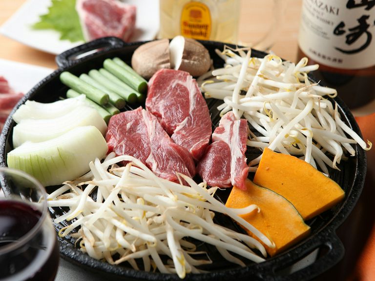 適度な脂のりがあり、柔らかくジューシーな肩ロースを使った『生ラムジンギスカン』