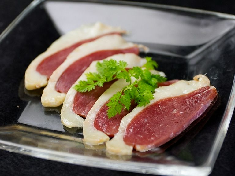 上質なマグレ鴨を使用した『鴨の生ハム』
