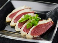 上質なマグレ鴨を使用した『鴨の生ハム』