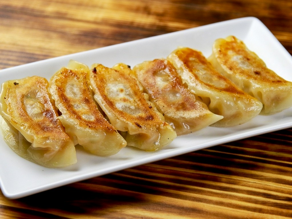 お店イチオシの人気メニュー『白鴨餃子』