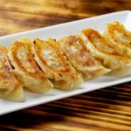 お店イチオシの人気メニュー『白鴨餃子』