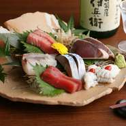新鮮で旬な魚を仕入れて造りに。季節や仕入れ状況によって内容が異なります。オリジナルブレンドの醤油が魚の旨みを更に引き立たせます！