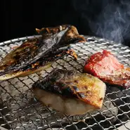 内容はお店おまかせ。海鮮をメインに、ベーコンなども味わえます。テーブルに設置された七輪で、お客様が自ら好きなように炙っていただくメニューです。