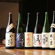日本酒は京都の銘柄のみ60種類以上が揃っています。季節の日本酒もあり、京都の味を存分に堪能できます。炙りなどの炭火焼メニューと相性抜群です！