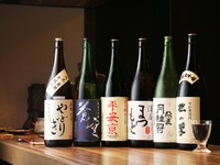 日本酒は京都の銘柄のみ60種類以上が揃っています。季節の日本酒もあり、京都の味を存分に堪能できます。炙りなどの炭火焼メニューと相性抜群です！