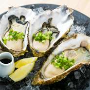 三陸で獲れる牡蠣は、身が大きくぷりぷりな食感が魅力です。そのまま食べることで、牡蠣そのもののおいしさを体感出来ます！