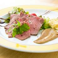 赤身が旨い「短角牛」。噛めば噛むほど肉の上質な旨みが溢れ出す稀少なブランド牛です。焼くときに出る肉の脂をソースに混ぜることで、肉の味をしっかりと感じることが出来ます。