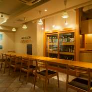 三田のお屋敷町にひっそりと構える隠れ家蕎麦処で、ゆったりと季節料理を酒肴に飲む贅沢なひととき。〆は拘りの二八蕎麦を出汁の効いた辛めのつゆでひとすすり…。