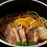 ＜おすすめ＞
柔らかく、旨味と濃厚なコクがある鴨は、お蕎麦をより味わい深くしあげます。