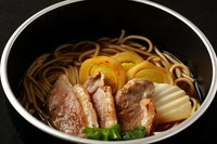 ＜おすすめ＞
柔らかく、旨味と濃厚なコクがある鴨は、お蕎麦をより味わい深くしあげます。