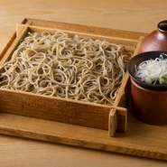 ＜おすすめ＞
北海道より届いた「蕎麦粉」を使って職人が毎日お作りしております。自家製ニ八蕎麦をぜひ江戸前辛口つゆで粋にご賞味下さい。