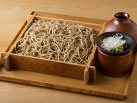 ＜おすすめ＞
北海道より届いた「蕎麦粉」を使って職人が毎日お作りしております。自家製ニ八蕎麦をぜひ江戸前辛口つゆで粋にご賞味下さい。