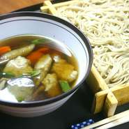 牛蒡や大根などの野菜がふんだんに入った昔ながらの温かい「けんちん汁」でお蕎麦をお楽しみ下さい。