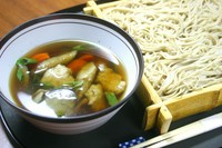 牛蒡や大根などの野菜がふんだんに入った昔ながらの温かい「けんちん汁」でお蕎麦をお楽しみ下さい。
