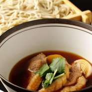 柔らかく、旨味と濃厚なコクがあるこだわりの「津軽鴨」でお蕎麦をより味わい深くご堪能頂けます。
