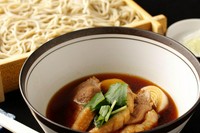 柔らかく、旨味と濃厚なコクがあるこだわりの「津軽鴨」でお蕎麦をより味わい深くご堪能頂けます。