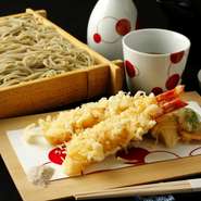 ＜おすすめ＞
ぷりぷりの新鮮な大海老の天ぷらとお蕎麦を存分にご堪能下さい。