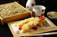 ＜おすすめ＞
ぷりぷりの新鮮な大海老の天ぷらとお蕎麦を存分にご堪能下さい。