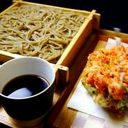 季節毎の旬素材のかき揚げをお蕎麦と共にご賞味下さい。