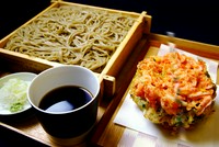 ＜おすすめ＞
ぷりぷりの新鮮な大海老の天ぷらとお蕎麦を存分にご堪能下さい。