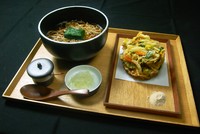 季節毎の旬素材のかき揚げを温かいお蕎麦と共にご賞味下さい。