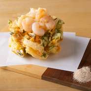 旬の食材を使った、小皿からはみ出すほどのボリューム満点のかき揚げ。写真の小海老のほかに、季節ごとに蟹や桜海老、鱧、栗、銀杏など、季節の恵みを感じる一品もサクサクかき揚げで味わえます。