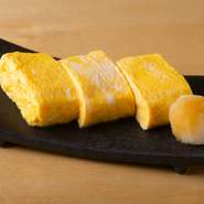 蕎麦店ならではの香り高いだしを使った、しっとりした食感が自慢の『だし巻き玉子』。注文を受けてから職人が焼き上げるので、しっとり食感に加えて熱々のふわふわ感も楽しめます。