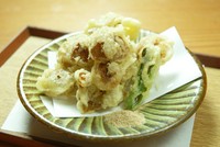 大ぶりでぷっくりと肉厚でジューシーな旨味のこだわりなめこを揚げております。