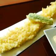 ＜おすすめ＞
石巻より直送される大振りで肉厚な「大穴子」を一尾まるごと一本揚げにしております。
職人が仕込む天ぷらの味わいをぜひご堪能下さい。