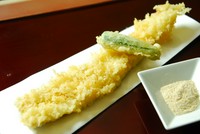 ＜おすすめ＞
石巻より直送される大振りで肉厚な「大穴子」を一尾まるごと一本揚げにしております。
職人が仕込む天ぷらの味わいをぜひご堪能下さい。