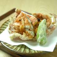 殻ごと揚げたやわらか蟹をそのまままるごと召し上がっていただきます蕎麦切 砥喜和の名物です。