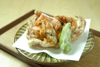 殻ごと揚げたやわらか蟹をそのまままるごと召し上がっていただきます蕎麦切 砥喜和の名物です。