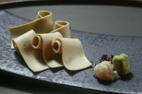 そば粉を使って職人が作る風味も豊かな自家製の蕎麦刺しです。