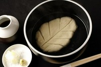 厳選した新蕎麦を石臼で挽いたそば粉を職人が丹精込めて練り上げました。
自家製かえしのそばつゆでご堪能下さい。