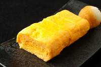 契約養鶏農家直産の「卵」を使って
職人がふんわり焼き上げた絶品の玉子焼きです。
