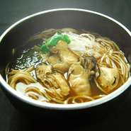 牡蠣の出汁がそばつゆを更に味わい深く愉しんでいただけます。
旬を迎え、旨みを蓄えた甘くてクリーミーな牡蠣を温かいおそばと共にご堪能下さい。