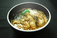 牡蠣の出汁がそばつゆを更に味わい深く愉しんでいただけます。
旬を迎え、旨みを蓄えた甘くてクリーミーな牡蠣を温かいおそばと共にご堪能下さい。